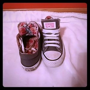 Converse shoes size 7.